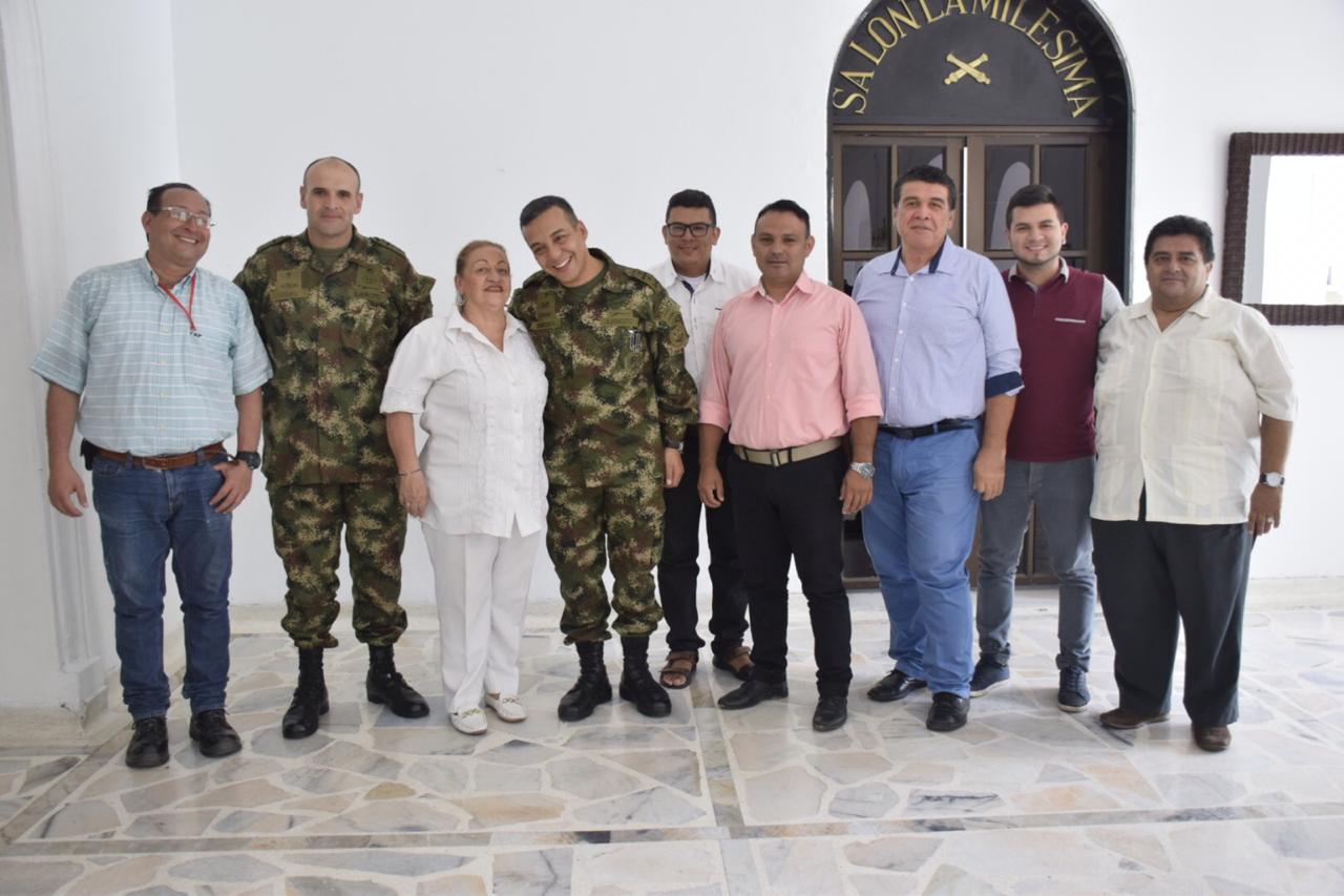 Teniente Coronel Juan Gabriel Toro; Coronel Jhonny Bautista, Comandante de la Novena Brigada y periodistas del departamento del Huila.
